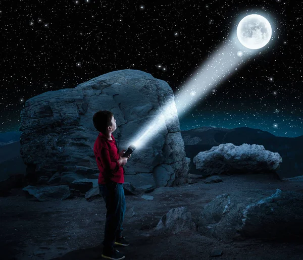 Kid display the moon. — Stock Photo, Image