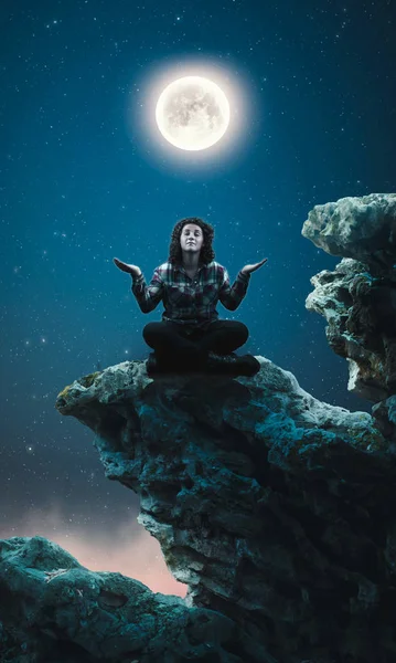 Medita sob a lua — Fotografia de Stock