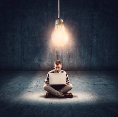 Bir fikir üzerinde çalışıyor