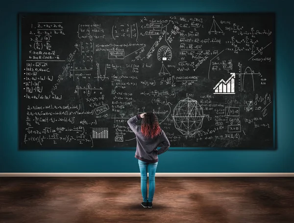 Verwirrtes Mädchen Vor Einer Tafel Voller Formeln — Stockfoto