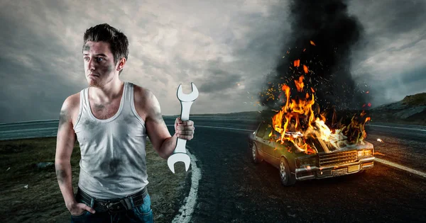 Homem Segurar Uma Chave Inglesa Com Carro Arder Fundo Precisa — Fotografia de Stock