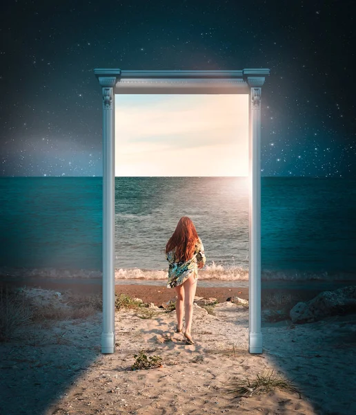 女孩跑到海边通过门 夜门通向阳光明媚 温暖的一天 时间穿越门的概念 — 图库照片