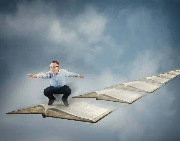 Fliegen mit Büchern — Stockfoto