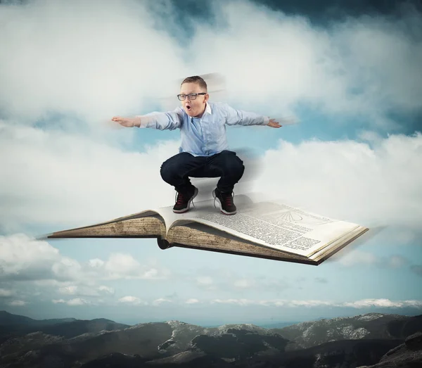 Vuelo con libro — Foto de Stock