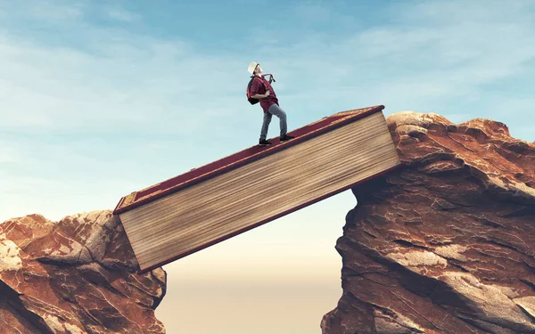 Студент Бежит Через Разрыв Между Горами Книге Преодолеть Любые Препятствия — стоковое фото