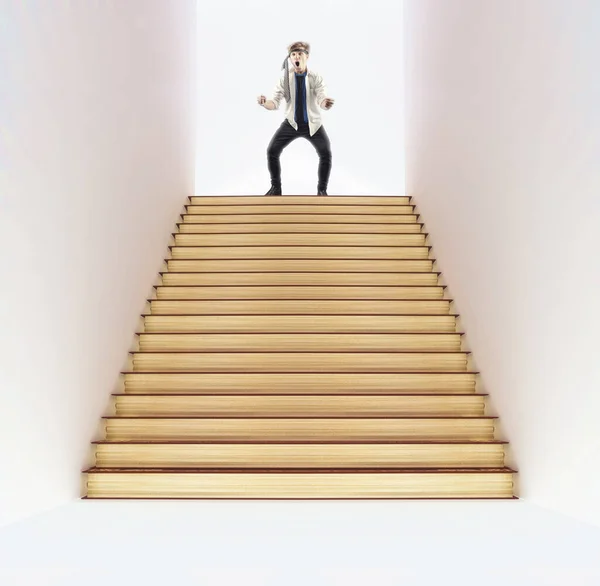 Молодой Человек Празднует Наверху Книжной Лестницы Концепция Выпускного Вечера Тяжелые — стоковое фото