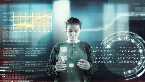Mujer Trabajando Interfaz Usuario Futurista Alta Tecnología Pantallas Datos Información — Foto de Stock