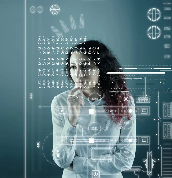 Žena Analyzuje Futuristické Uživatelské Rozhraní High Tech Obrazovky Data Informace — Stock fotografie