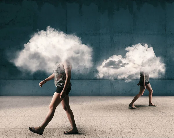 Ludzie Chodzący Zewnątrz Głową Chmurze Koncepcja Choroby Psychicznej — Zdjęcie stockowe
