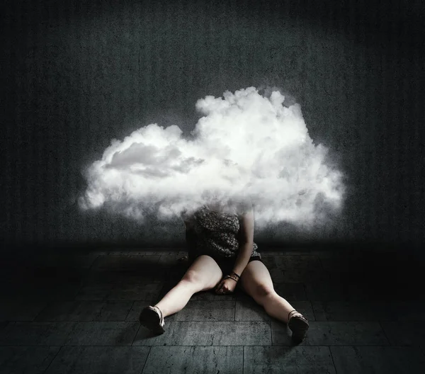 Mulher Triste Senta Com Cabeça Dentro Uma Nuvem Conceito Doença — Fotografia de Stock