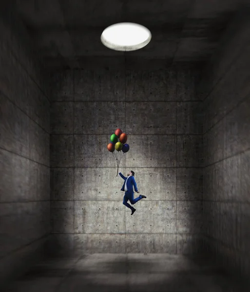 商人拿着气球从黑暗的混凝土房间里飞出一个洞来 在困难时期找到解决办法 问题的出路 职业机会 — 图库照片