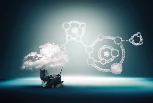 Επιχειρηματίας Που Δουλεύει Στο Λάπτον Κεφάλι Ένα Σύννεφο Έννοια Αποθήκευσης — Φωτογραφία Αρχείου
