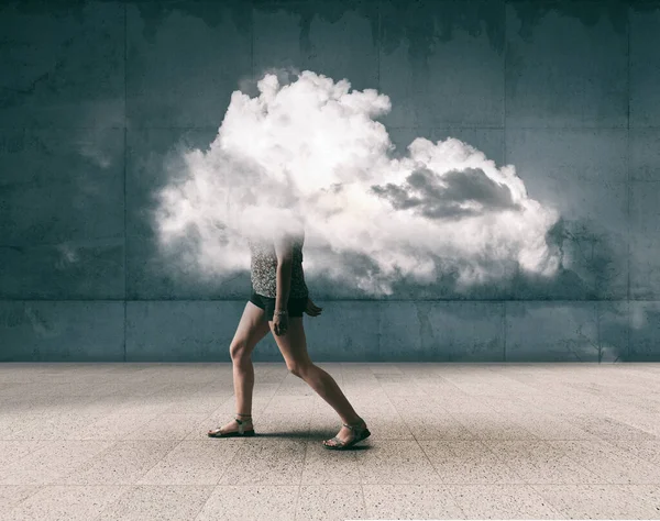 Mujer Caminando Aire Libre Con Cabeza Dentro Una Nube Concepto — Foto de Stock