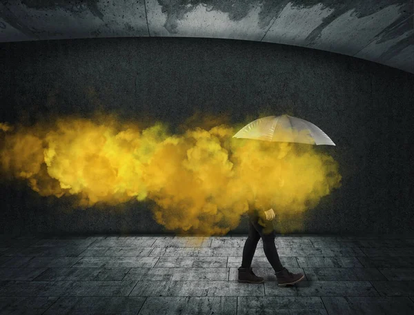 Mulher Segurando Guarda Chuva Fumaça Amarela Conceito Inútil Falhado Ansiedade — Fotografia de Stock