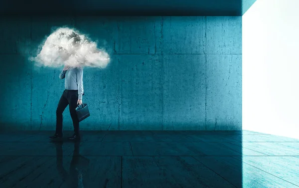 Επιχειρηματίας Περπατά Ένα Σύγχρονο Μπλε Φόντο Κεφάλι Του Ένα Σύννεφο — Φωτογραφία Αρχείου