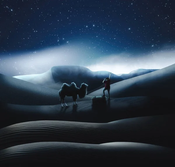 Jongeman Die Nachts Door Een Verrekijker Woestijn Kijkt — Stockfoto