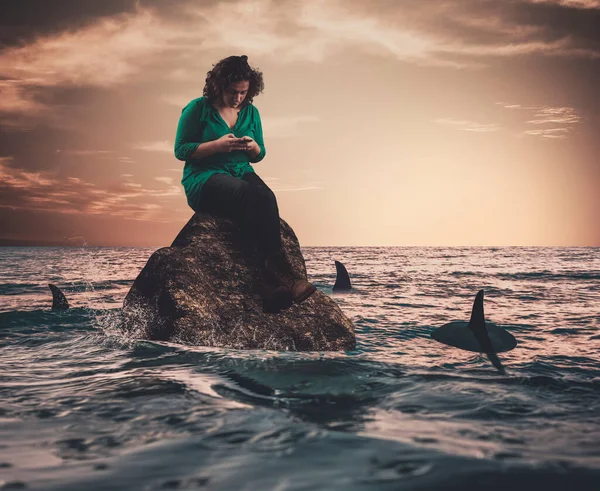 Giovane Donna Una Roccia Nel Mare Circondata Squali — Foto Stock