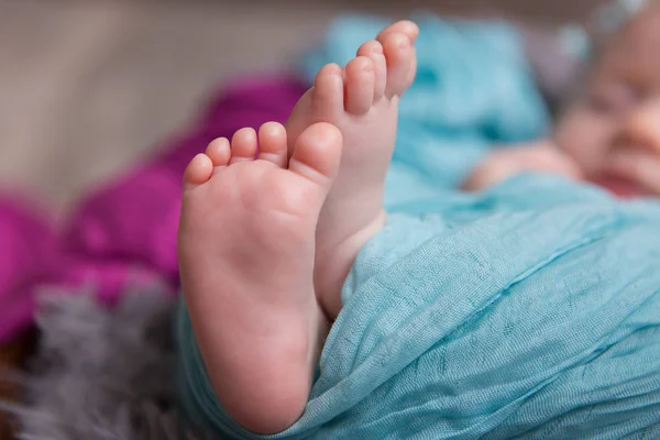 Fötterna på ett nyfött barn — Stockfoto