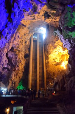 güzel aydınlatmalı renkli sarkıt karstik reed flüt üzerinden mağara. Guilin guangxi Çin