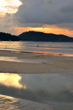 gün batımında patong beach, phuket, Tayland
