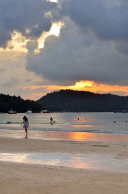 gün batımında patong beach, phuket, Tayland