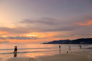 gün batımında patong beach, phuket, Tayland