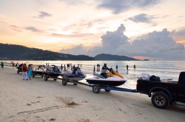 gün batımında patong beach, phuket, Tayland
