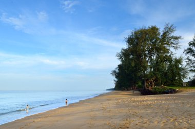 Mai khao beach, Phuket, Tayland, mavi gökyüzü ile güzel bir plaj