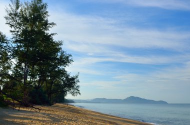 Mai khao beach, Phuket, Tayland, mavi gökyüzü ile güzel bir plaj
