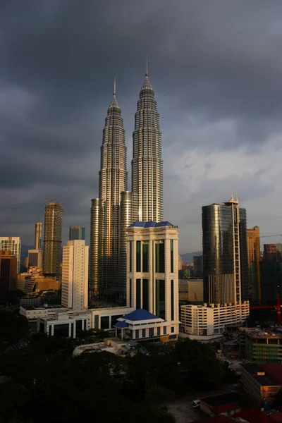 Башни-близнецы Petronas в Куала-Лумпуре, Малайзия . — стоковое фото