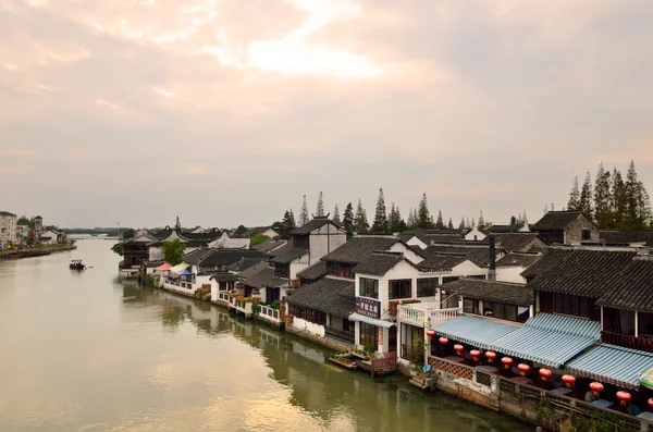 Antiguo pueblo por río en Shanghai con barco — Foto de Stock