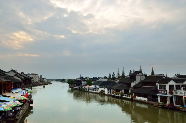 Antiguo pueblo por río en Shanghai con barco —  Fotos de Stock
