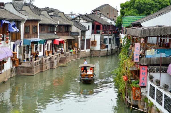 Vecchio villaggio lungo il fiume a Shanghai con la barca — Foto Stock