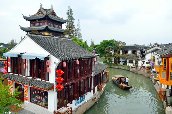 Antiguo pueblo por río en Shanghai con barco —  Fotos de Stock