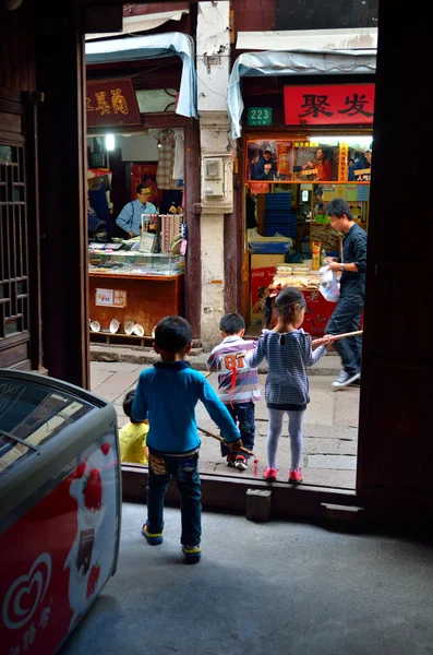 Oude dorp door rivier in shanghai met boot — Stockfoto