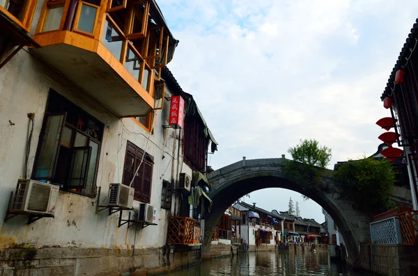 Antiguo pueblo por río en Shanghai con barco —  Fotos de Stock