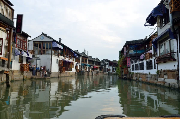 Antiguo pueblo por río en Shanghai con barco —  Fotos de Stock