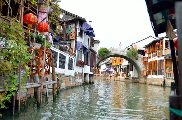 Antiguo pueblo por río en Shanghai con barco —  Fotos de Stock