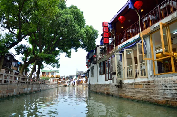 Stara wieś nad rzeką w Szanghaju z łodzi — Zdjęcie stockowe