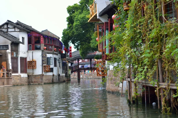 Velha aldeia por rio em Xangai com barco — Fotografia de Stock