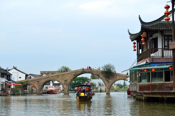 古い村は川のボートで上海します。 — ストック写真