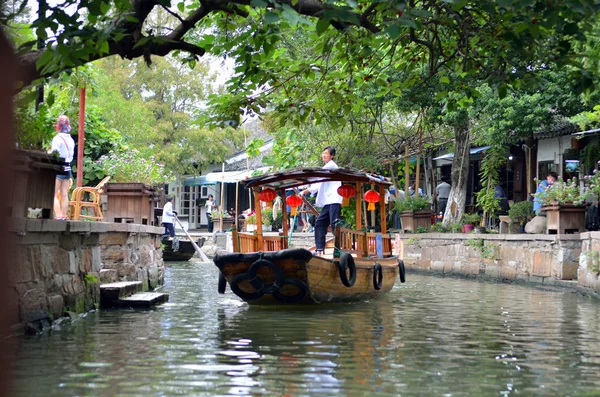 Vieux village par rivière à Shanghai avec bateau — Photo