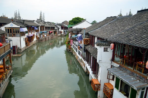 Old village by river in Shanghai with boat — Stock Photo, Image