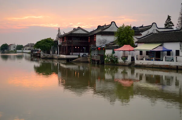 Antiguo pueblo por río en Shanghai con barco —  Fotos de Stock