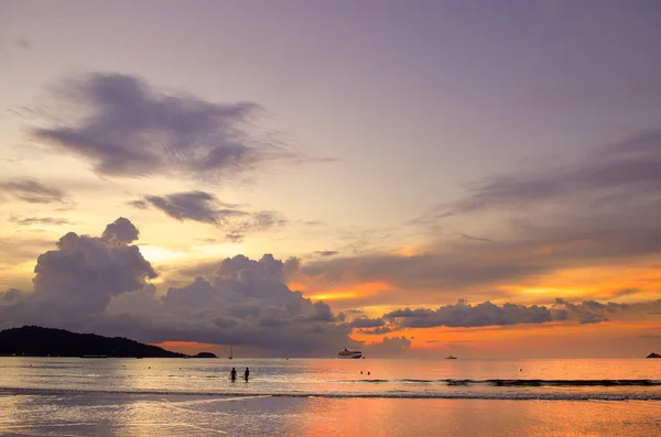 Zachód słońca na plaży patong, phuket, Tajlandia — Zdjęcie stockowe