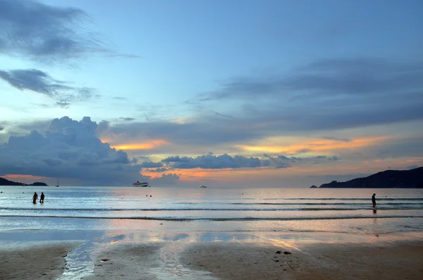 Pôr do sol na praia de Patong, Phuket, Tailândia — Fotografia de Stock