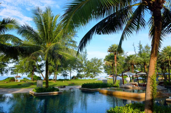 Bella spiaggia con cielo blu a Mai Khao spiaggia, Phuket, Thailandia — Foto Stock