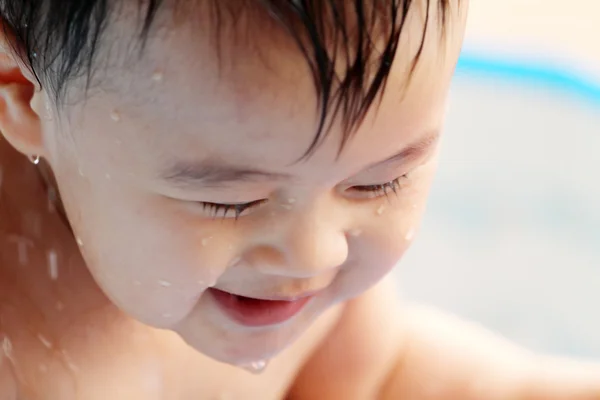 Immagine stock di bambino che gioca in acqua — Foto Stock