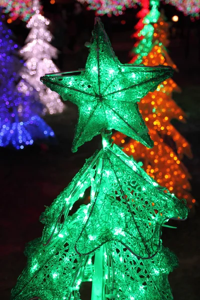 Rijen van kleurrijke Led bomen decoratie — Stockfoto