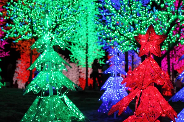 Rijen van kleurrijke Led bomen decoratie — Stockfoto